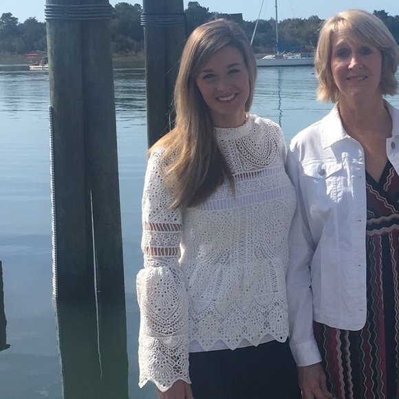 White Boohoo brand lace top bought at boutique. US size 6, fits like a small - Picture 2 of 5